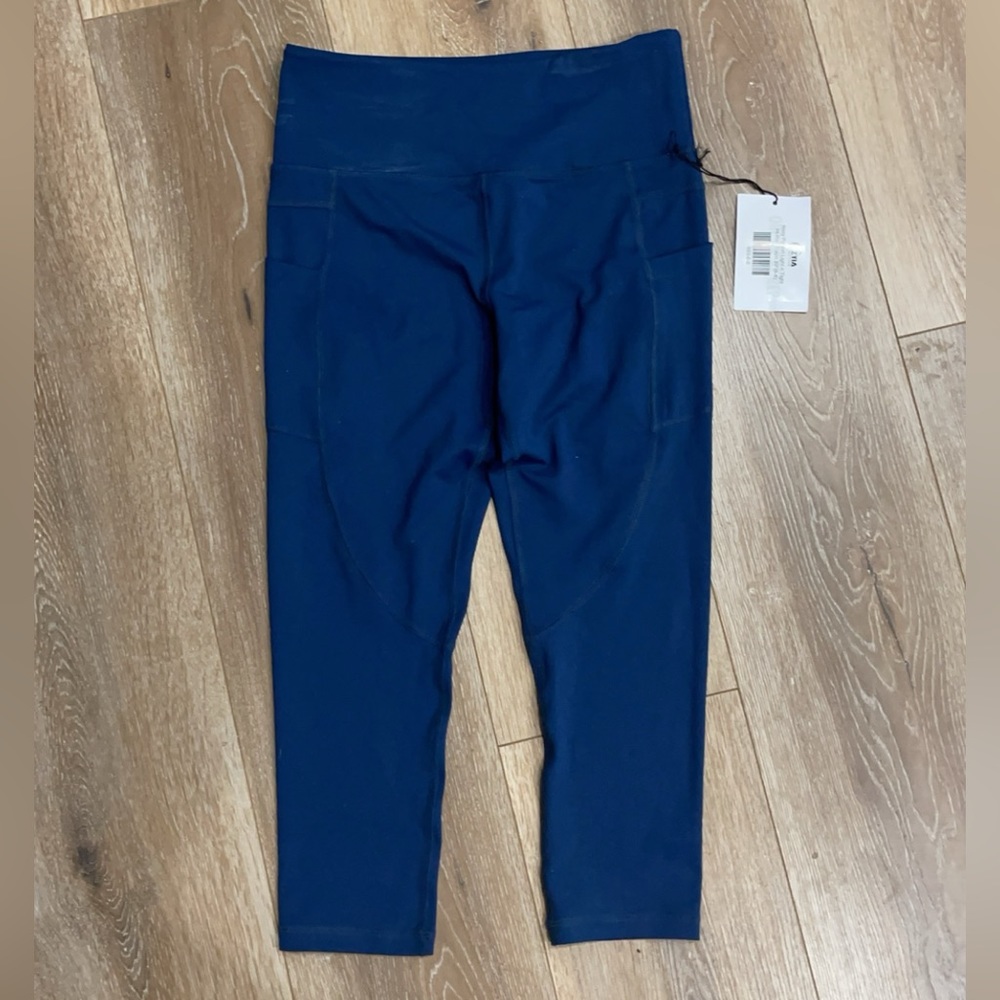 Zyia NWT 6-8 high rise capri leggings